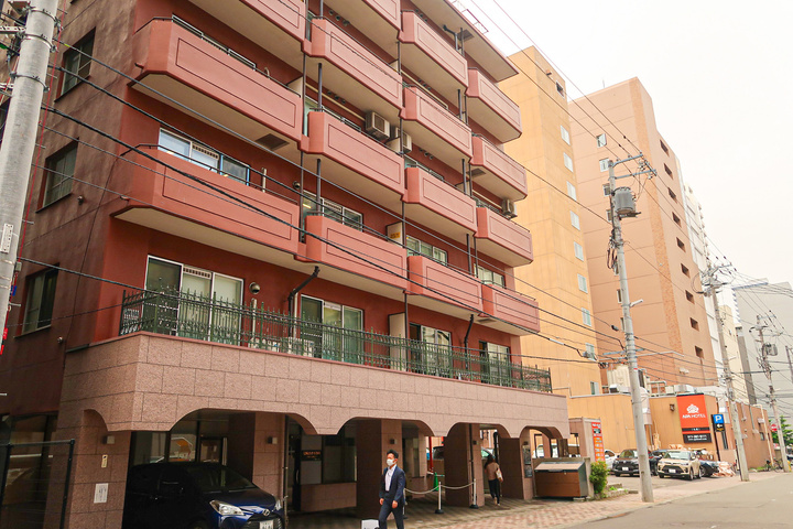 住所は札幌市中央区南２条西７丁目８ 南２条ビル 10階 1001号室になります。南2条ビルのお写真になります。
